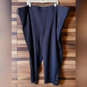 🌟3/$15 NWOT Avenue Size 28W Navy Cropped Button Detailed Pants